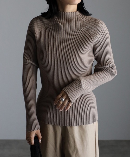 ap retro(アプレトロ)の「シンプルハイネックリブニット(ニット/セーター・レディース・ブラック/ブラウン/オフホワイト/ブルー/グレイッシュベージュ・FREE)」の4枚目の写真