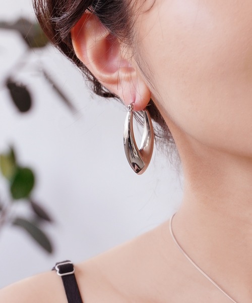 IAMUSE(アイアミューズ)の「金属アレルギー対応 ポインテッドオーバルフープピアス S0743【IAMUSE】(ピアス(両耳用)・レディース・シルバー/ゴールド・FREE)」の4枚目の写真