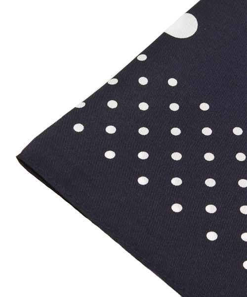 La TOTALITE(ラトータリテ)の「DOTスカーフ。(ストール/ショール・レディース・ベージュ/ネイビー・FREE)」の3枚目の写真