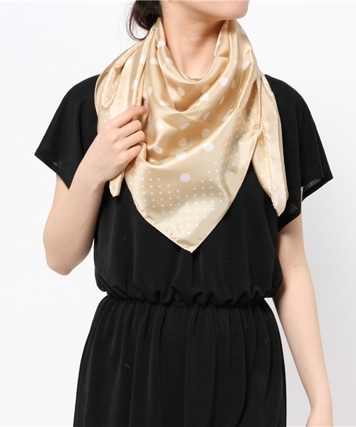 La TOTALITE(ラトータリテ)の「DOTスカーフ。(ストール/ショール・レディース・ベージュ/ネイビー・FREE)」の5枚目の写真
