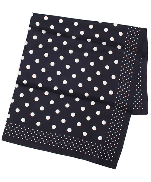 La TOTALITE(ラトータリテ)の「DOTスカーフ。(ストール/ショール・レディース・ベージュ/ネイビー・FREE)」の6枚目の写真