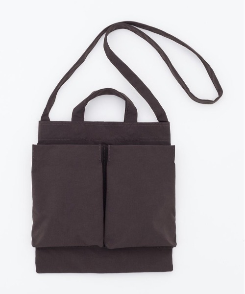 And A(アンドエー)の「ITTI イッチ / ANNIE HELMET VEGETABLE BAG - S / CERATO WR / アニーヘルメットバッグ(Sサイズ) ナイロンショルダーバッグ / ITTI-BAG-078-A(ショルダーバッグ・メンズ・ホワイト/ブラック/ブラウン・FREE)」の3枚目の写真