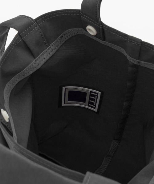 And A(アンドエー)の「ITTI イッチ / ANNIE HELMET VEGETABLE BAG - S / CERATO WR / アニーヘルメットバッグ(Sサイズ) ナイロンショルダーバッグ / ITTI-BAG-078-A(ショルダーバッグ・メンズ・ホワイト/ブラック/ブラウン・FREE)」の9枚目の写真