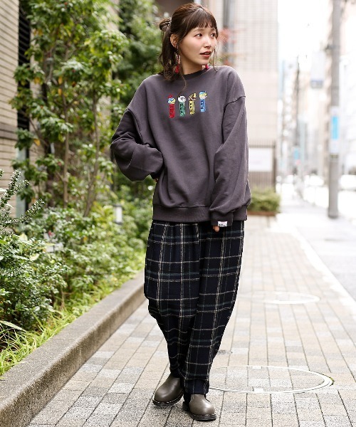 チチカカ（チチカカ）の「PEZ 刺繍プルオーバー 【WEB・一部店舗限定】【ユニセックス】（スウェット・レディース・チャコールグレー/カラフル/オレンジ・MEDIUM/LARGE）」の4枚目の写真