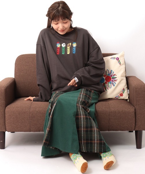 チチカカ（チチカカ）の「PEZ 刺繍プルオーバー 【WEB・一部店舗限定】【ユニセックス】（スウェット・レディース・チャコールグレー/カラフル/オレンジ・MEDIUM/LARGE）」の5枚目の写真