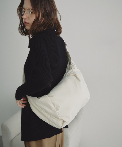 Auntie Rosa Holiday（アンティローザホリデー）の「【軽量素材】ラウンドショルダーバッグ / ボディバッグ（ショルダーバッグ・レディース・アイボリー/ブラック/ベージュ/ブルー/ネイビー/レッド・FREE）」の16枚目の写真