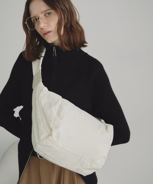 Auntie Rosa Holiday（アンティローザホリデー）の「【軽量素材】ラウンドショルダーバッグ / ボディバッグ（ショルダーバッグ・レディース・アイボリー/ブラック/ベージュ/ブルー/ネイビー/レッド・FREE）」の14枚目の写真