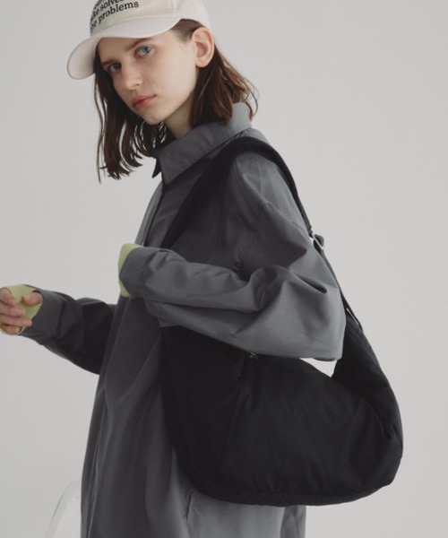 Auntie Rosa Holiday（アンティローザホリデー）の「【軽量素材】ラウンドショルダーバッグ / ボディバッグ（ショルダーバッグ・レディース・アイボリー/ブラック/ベージュ/ブルー/ネイビー/レッド・FREE）」の11枚目の写真