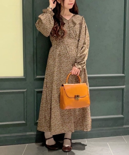 axes femme POETIQUE（アクシーズファムポエティック）の「ラッフルフリル襟ロングＯＰ（ワンピース・レディース・ベージュ/ブラック/ブラウン・MEDIUM）」の3枚目の写真