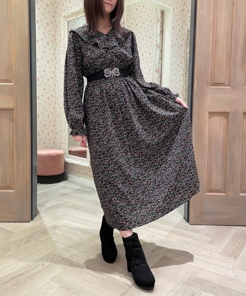 axes femme POETIQUE（アクシーズファムポエティック）の「ラッフルフリル襟ロングＯＰ（ワンピース・レディース・ベージュ/ブラック/ブラウン・MEDIUM）」の2枚目の写真