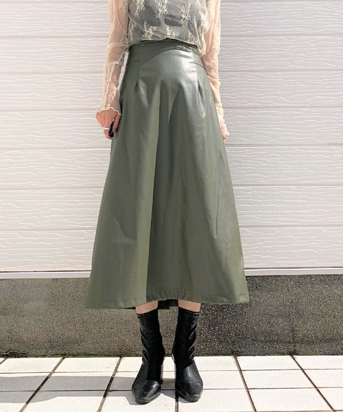 Q（キュー）の「フェイクレザーナロースカート（スカート・レディース・ベージュ/オリーブ・MEDIUM）」の6枚目の写真