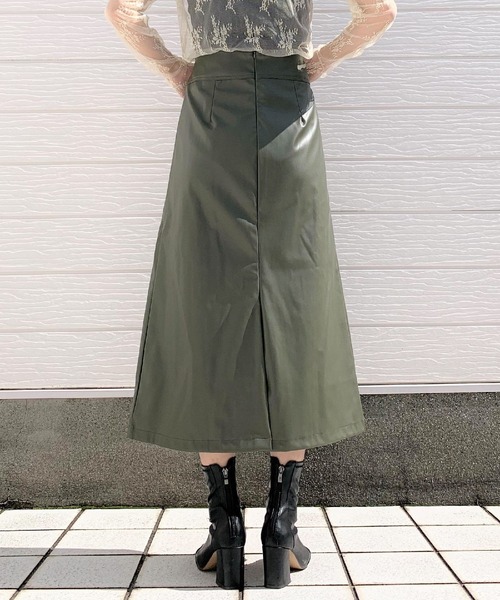 Q（キュー）の「フェイクレザーナロースカート（スカート・レディース・ベージュ/オリーブ・MEDIUM）」の8枚目の写真