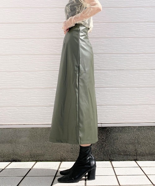 Q（キュー）の「フェイクレザーナロースカート（スカート・レディース・ベージュ/オリーブ・MEDIUM）」の7枚目の写真