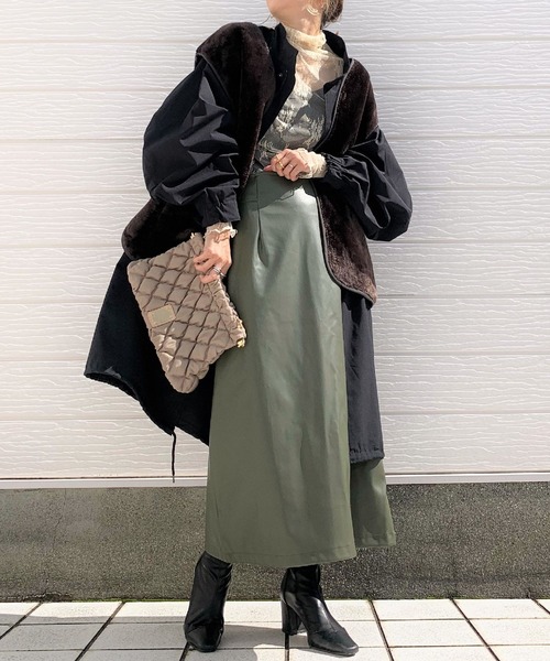 Q（キュー）の「フェイクレザーナロースカート（スカート・レディース・ベージュ/オリーブ・MEDIUM）」の9枚目の写真