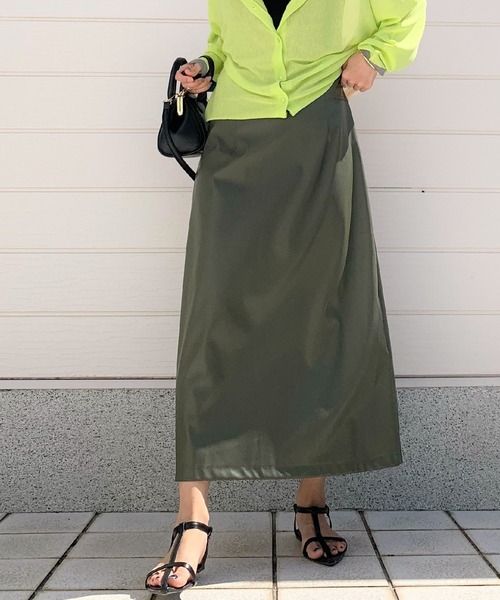 Q（キュー）の「フェイクレザーナロースカート（スカート・レディース・ベージュ/オリーブ・MEDIUM）」の16枚目の写真