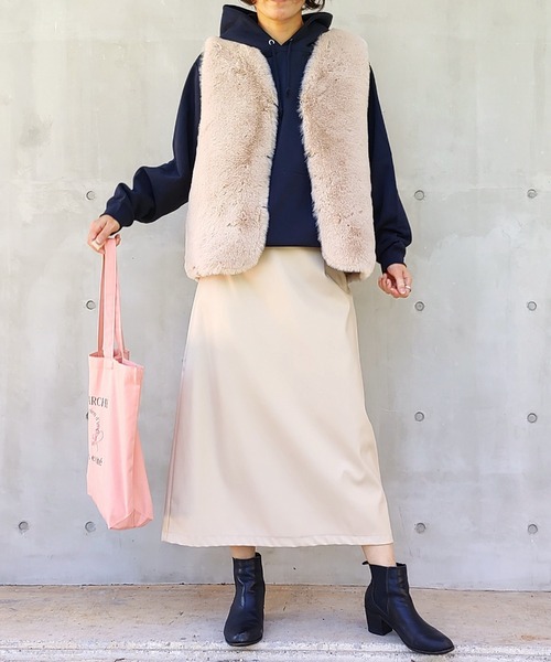 Q（キュー）の「フェイクレザーナロースカート（スカート・レディース・ベージュ/オリーブ・MEDIUM）」の21枚目の写真