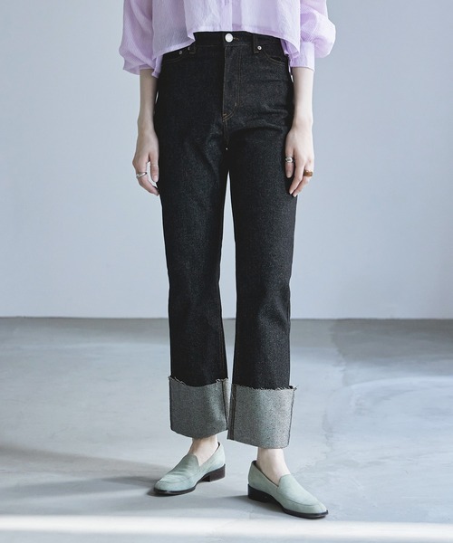 etoll.(エトル)の「リジットデニムロールアップストレートパンツ(デニムパンツ・レディース・ブラック/インディゴブルー・S/M)」の2枚目の写真