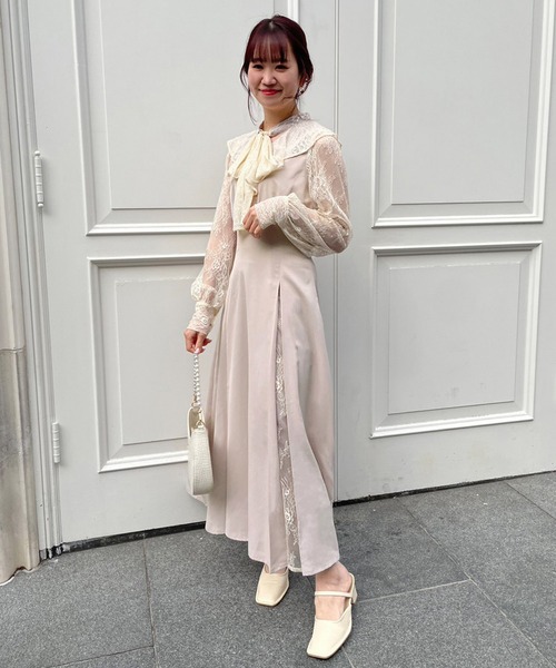 one after another NICE CLAUP(ワンアフターアナザーナイスクラップ)の「華やかにキレイめシーンにも。リボンフリルロングワンピース(ドレス・レディース・グレー/ブラック/ベージュ・FREE)」の5枚目の写真
