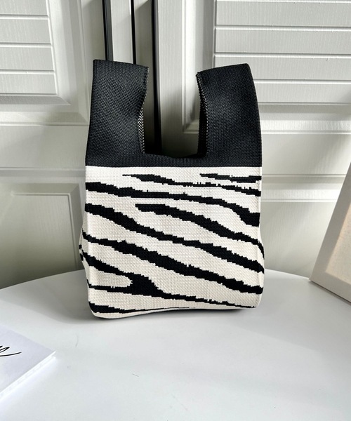 Burner（バーナー）の「【OKUOKU　0909】　ジャガードニットバッグ　oku-jba-1（ショルダーバッグ・レディース・ホワイト系その他2/ベージュ系その他2/グリーン系その他2/ピンク系その他3/ブラック×ホワイト/ホワイト系その他/ブラック系その他/ベージュ系その他/グリーン系その他/イエロー系その他/ピンク系その他/オレンジ系その他/ブルー系その他4/ブラック系その他2/グレー系その他/ブラウン系その他/ブラウン系その他4/ブラウン系その他5/ブルー系その他3/ブラック系その他5/グリーン系その他4/グリーン系その他6/パープル系その他3/ホワイト系その他5/ホワイト系その他4/ブラック系その他3/ピンク系/レッド系その他3/オレンジ系その他2/ブラック系1/ブラック系3/パープル系その他2/パープル系その他4/ピンク系1/ピンク系2/ホワイト系その他3/ブラック系その他4/ブラック系/グリーン系その他3/ピンク系その他4/ブラック系その他7/イエロー系その他3/オレンジ系その他4/ブラック系4/ブラウン系その他2/ピンク系その他7/レッド系その他/グリーン系その他5/パープル系その他/ピンク系3/パープル系その他6/ピンク系4/ブラック系その他6/イエロー系その他2/ピンク系その他6/オレンジ系その他3/ブラック系6/ブラック系7/ホワイト系1/ホワイト系2/グリーン系その他7/グリーン系/ピンク系その他5/ブラック系5/ホワイト系その他6/ホワイト系その他7/ホワイト系/ブラック系2/ブラック×ピンク/パープル系その他5/ピンク系その他2/ブルー系その他5/グリーン系1/ブルー系その他/ライトブルー/J/B/グリーン系7/ブラウン系その他6/G/グリーン系6/C/I/H/ブルー/E/F/グレー系その他2/パープル/ホワイト系8/ブラックミックス/ベージュ/D/ブラック/K/L/ブラウン系その他7/ホワイト/ベージュ系その他4/グリーン/ピンク/A/ブルー系その他2/レッド系その他2/M/N/レッド系6/O/P/Q/R/T/S/イエロー系その他4/パープル系その他7/ピンク系5/V/U/ブルー系その他6/レッド系その他4/ブラック系8/ブラック系9/イエロー系その他5/ライトピンク/ブラック×レッド/スカイブルー/レッド系/ホワイト×グリーン/ブラック×グリーン/その他/その他6/その他14/その他15/その他16/その他25/その他26/その他27/その他28/その他29/チョコ/ベビーピンク/Off White/ベージュ系その他3/グリーン系3/ベージュ系その他5/クリーム/ターコイズブルー/その他4/その他7/その他9/その他20/その他21/その他23/その他30/その他32/ホワイト系5/アッシュグレー/オフホワイト/ダークブラック/ネイビー系/グリーン系4/オレンジ系その他5/W/キナリ/オートミール/Beige/DK.Grn/スミクロ/ラベンダー/Black/ブラック×グレー/ライトパープル/サンドベージュ/ベージュ×ブラック/その他1/その他2/その他3/その他5/その他11/その他34/その他35/ホワイト系7/ホワイト系9/ブラウン系その他3/グリーン系2/コーラルピンク/その他10/その他13/その他19/その他22/その他24/その他31/その他33/White/ホワイト系4/ホワイト系6/X/ライム/PINK/サーモンピンク/ダークグリーン系/ライトホワイト/ネイビー系2/ブルー系1/グリーン系8/ネイビー系1/レッド系その他7/レッド系その他6/チェリーピンク/イエロー系その他6/ブルー系その他7/グレー系その他3/OFF WHT/Purple/ライトブラック/チェック/ホワイト×グレー/ブラック×ブラック/ホワイト×レッド/レッド・FREE）」の16枚目の写真