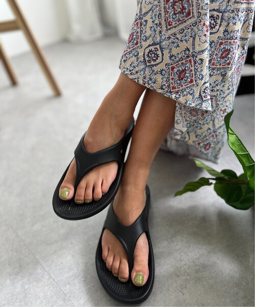 LBC(エルビーシー)の「エアリートングリカバリーサンダル(サンダル・レディース・グレー/ブラック/アイボリー・M/L)」の4枚目の写真