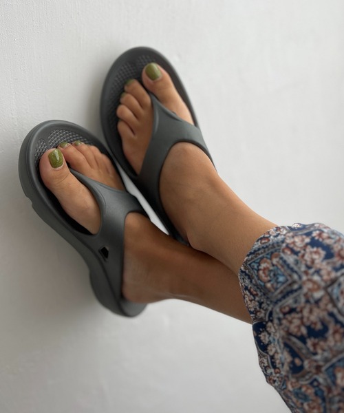 LBC(エルビーシー)の「エアリートングリカバリーサンダル(サンダル・レディース・グレー/ブラック/アイボリー・M/L)」の3枚目の写真