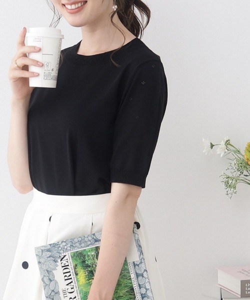 couture brooch(クチュールブローチ)の「◆【洗える・UVケア・接触冷感】ポイント透かし編みサマーニット(ニット/セーター・レディース・サックスブルー/ブラック/アイボリー/オレンジ・42/38)」の2枚目の写真