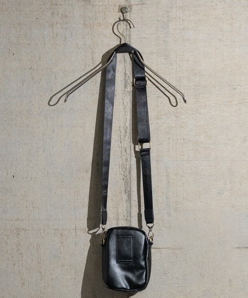 JOHN'S CLOSET（ジョンズクローゼット）の「【g】フェイクレザー ミニショルダーバッグ（ショルダーバッグ・メンズ・キャメル/ダークブラウン/ブラック・FREE）」の12枚目の写真