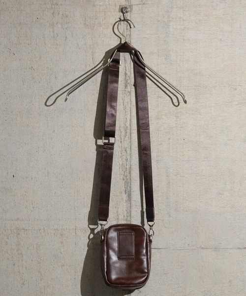 JOHN'S CLOSET（ジョンズクローゼット）の「【g】フェイクレザー ミニショルダーバッグ（ショルダーバッグ・メンズ・キャメル/ダークブラウン/ブラック・FREE）」の14枚目の写真