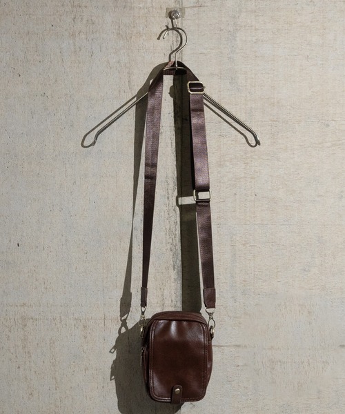 JOHN'S CLOSET（ジョンズクローゼット）の「【g】フェイクレザー ミニショルダーバッグ（ショルダーバッグ・メンズ・キャメル/ダークブラウン/ブラック・FREE）」の6枚目の写真