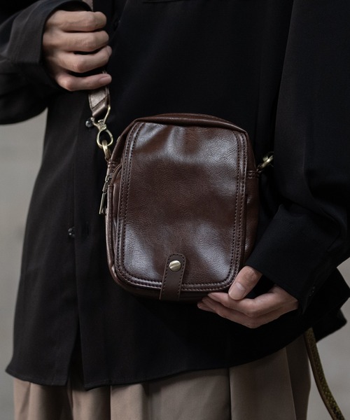 JOHN'S CLOSET（ジョンズクローゼット）の「【g】フェイクレザー ミニショルダーバッグ（ショルダーバッグ・メンズ・キャメル/ダークブラウン/ブラック・FREE）」の7枚目の写真