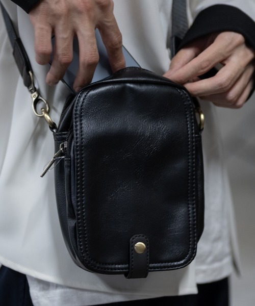 JOHN'S CLOSET（ジョンズクローゼット）の「【g】フェイクレザー ミニショルダーバッグ（ショルダーバッグ・メンズ・キャメル/ダークブラウン/ブラック・FREE）」の4枚目の写真