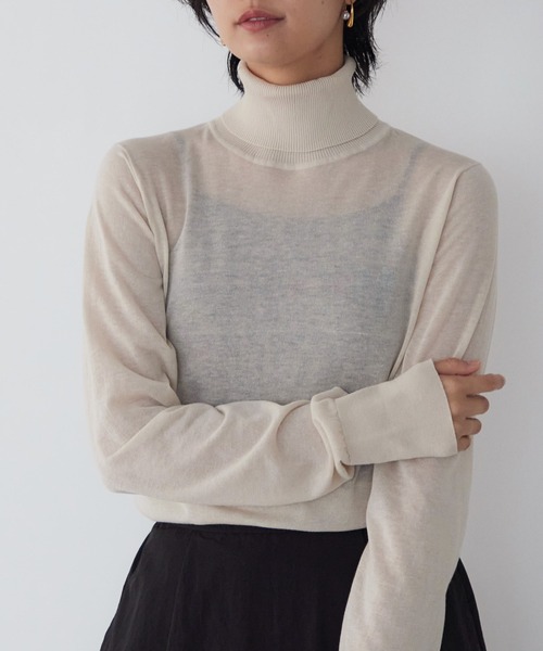 for/c（フォーシー）の「[新色追加]ハイネックシアーニット【サスティナブル】（ニット/セーター・レディース・オレンジ/アイボリー/チャコールグレー/ホワイト/ブルー/ブラック/ピンク/ラベンダー/ライトグレー・LL/M/L）」の3枚目の写真