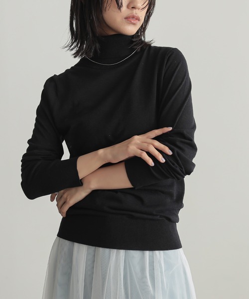 for/c（フォーシー）の「[新色追加]ハイネックシアーニット【サスティナブル】（ニット/セーター・レディース・オレンジ/アイボリー/チャコールグレー/ホワイト/ブルー/ブラック/ピンク/ラベンダー/ライトグレー・LL/M/L）」の4枚目の写真