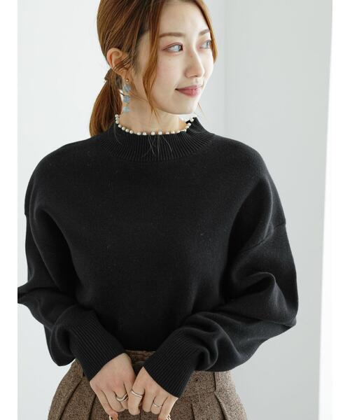 Te chichi（テチチ）の「スムース編みパールスタンドネックニット