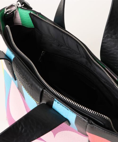 Desigual(デシグアル)の「幾何学模様 ミドルトートバッグ(ハンドバッグ・レディース・マルチ・FREE)」の3枚目の写真
