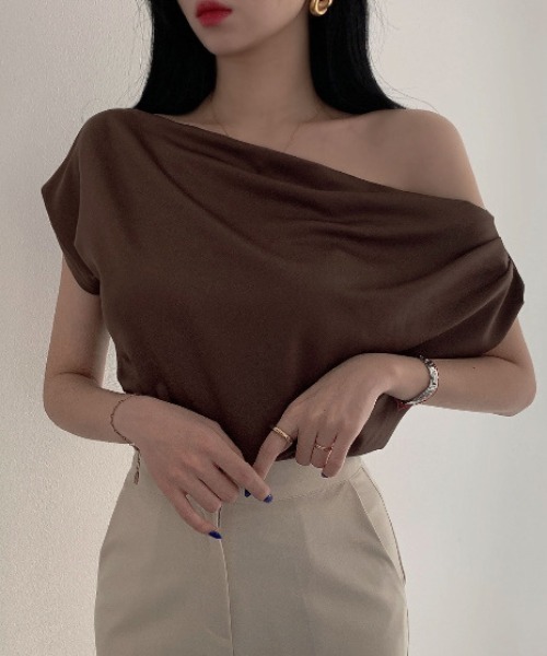 FREE STYLISTS(フリー スタイリスト)の「YUGA_YGMC オフショルダー PO(その他トップス・レディース・ブラウン/ベビーピンク/ブラック/オフホワイト・FREE)」の4枚目の写真