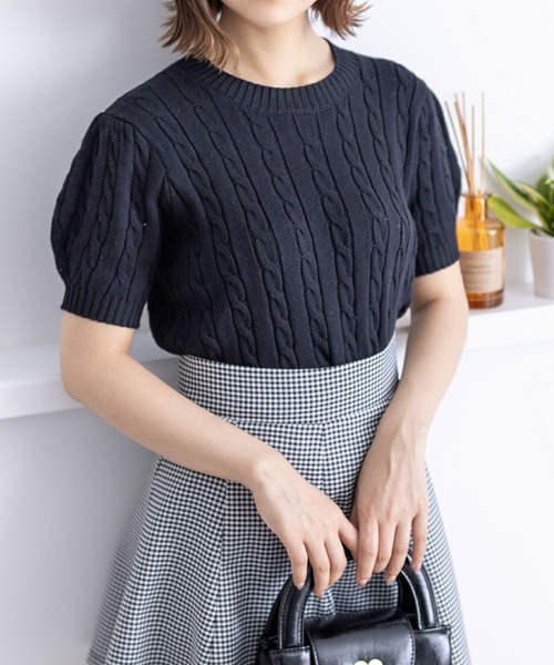 clear（クリア）の「ケーブル編み半袖パフスリーブニットトップス［オフィスカジュアル 着回し抜群 大人］≪再入荷≫（ニット/セーター・レディース・オフホワイト/イエロー/ピンク/ブラック/ホワイト×ブラック/レッド・F）」の3枚目の写真