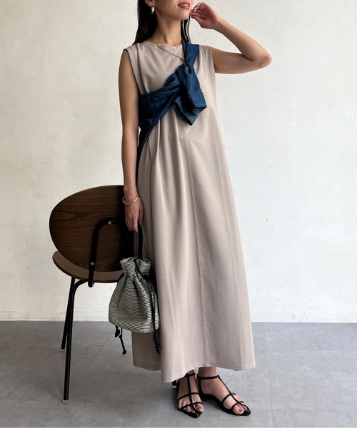 Chez toi（シェトワ）の「UVカットショルダータックノースリカットワンピース（ワンピース・レディース・ブラック/グレイッシュベージュ/オリーブ/チャコールグレー・FREE）」の4枚目の写真