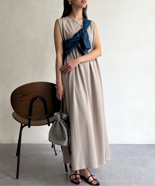 Chez toi（シェトワ）の「UVカットショルダータックノースリカットワンピース（ワンピース・レディース・ブラック/グレイッシュベージュ/オリーブ/チャコールグレー・FREE）」の6枚目の写真