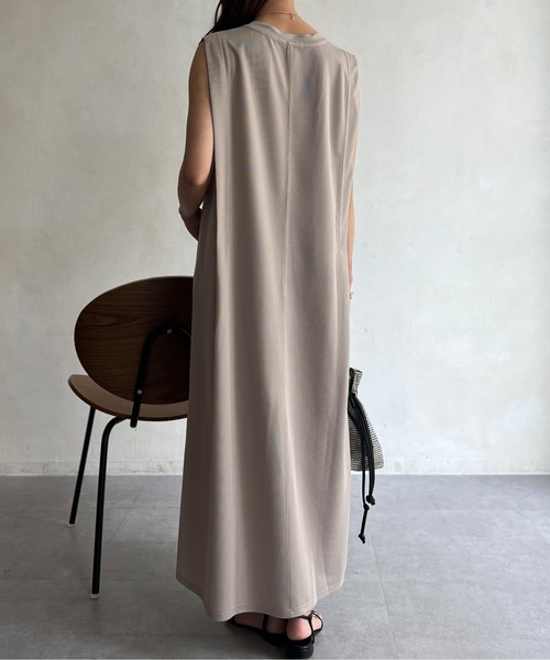 Chez toi（シェトワ）の「UVカットショルダータックノースリカットワンピース（ワンピース・レディース・ブラック/グレイッシュベージュ/オリーブ/チャコールグレー・FREE）」の12枚目の写真