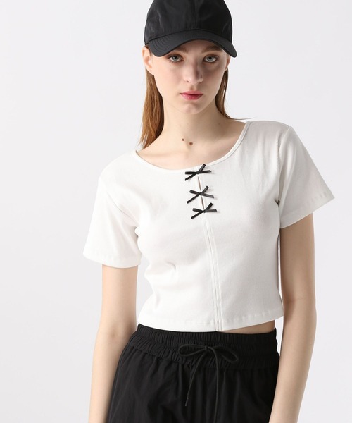 FOREVER 21(フォーエバー トゥエンティーワン)の「【2024SS】チビリボンTシャツ(Tシャツ/カットソー・レディース・オフホワイト/ブルー/ブラック・SMALL/MEDIUM)」の2枚目の写真