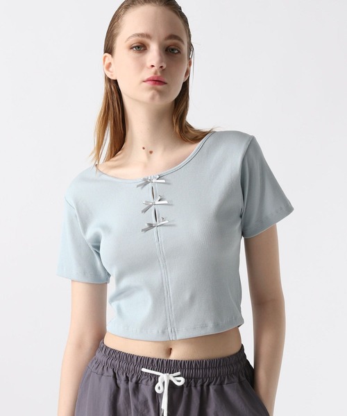 FOREVER 21(フォーエバー トゥエンティーワン)の「【2024SS】チビリボンTシャツ(Tシャツ/カットソー・レディース・オフホワイト/ブルー/ブラック・SMALL/MEDIUM)」の1枚目の写真