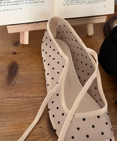 by muni:r（バイ ムニール）の「ドットシースルーリボンパンプス（バレエシューズ・レディース・ブラック/アイボリー・25.0cm/24.0cm/23.0cm/24.5cm/23.5㎝）」の19枚目の写真