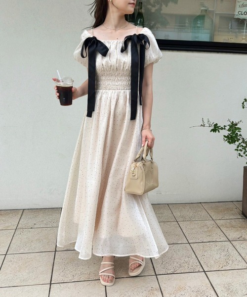 one after another NICE CLAUP(ワンアフターアナザーナイスクラップ)の「リボン取り外しできる/シャーリングワンピース(ワンピース・レディース・オフホワイト/ブラック/サックスブルー/アイボリー・SMALL/MEDIUM)」の8枚目の写真