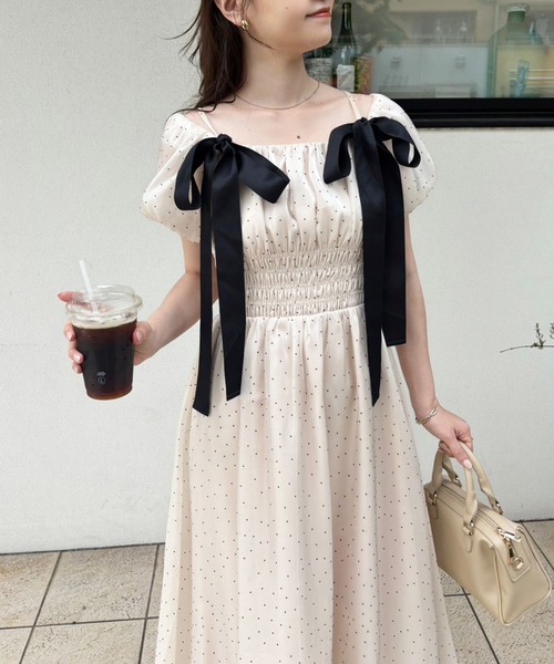 one after another NICE CLAUP(ワンアフターアナザーナイスクラップ)の「リボン取り外しできる/シャーリングワンピース(ワンピース・レディース・オフホワイト/ブラック/サックスブルー/アイボリー・SMALL/MEDIUM)」の10枚目の写真