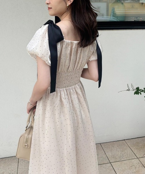 one after another NICE CLAUP(ワンアフターアナザーナイスクラップ)の「リボン取り外しできる/シャーリングワンピース(ワンピース・レディース・オフホワイト/ブラック/サックスブルー/アイボリー・SMALL/MEDIUM)」の7枚目の写真