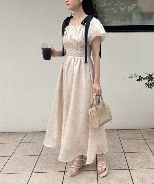 one after another NICE CLAUP(ワンアフターアナザーナイスクラップ)の「リボン取り外しできる/シャーリングワンピース(ワンピース・レディース・オフホワイト/ブラック/サックスブルー/アイボリー・SMALL/MEDIUM)」の5枚目の写真