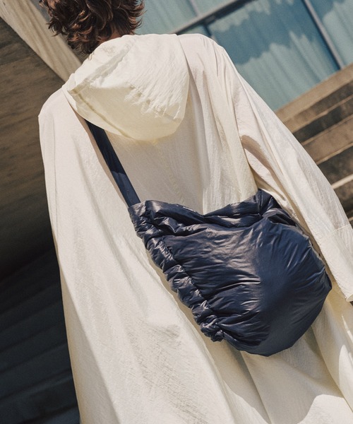 YAHKI（ヤーキ）の「YAHKI/ヤーキ リサイクルナイロン 中綿２WAY トートバッグ（トートバッグ・レディース・グリーン/ブルー/ネイビー/ダークグレー/ラベンダー/ブラック・FREE）」の5枚目の写真