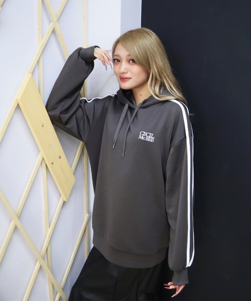CECIL McBEE(セシルマクビー)の「ワンポイント刺繍ロゴダンボールニットパーカー(パーカー・レディース・アイボリー/ブラック/チャコールグレー・LARGE/MEDIUM)」の3枚目の写真