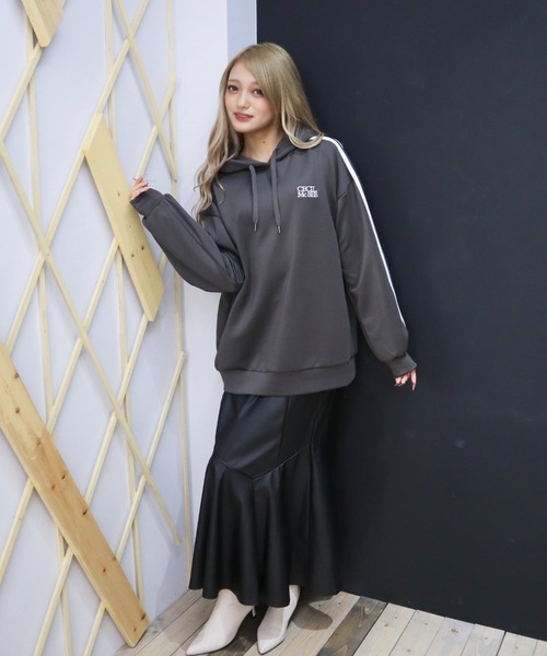 CECIL McBEE(セシルマクビー)の「ワンポイント刺繍ロゴダンボールニットパーカー(パーカー・レディース・アイボリー/ブラック/チャコールグレー・LARGE/MEDIUM)」の5枚目の写真